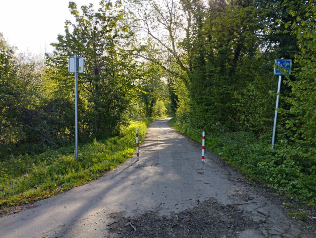 Entrée d'un chemin réservé sur la commune de Beloeil, visant à facilite les déplacements actifs